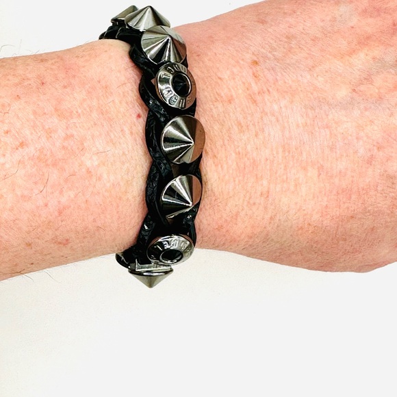 🤎 HENRI BENDEL Vintage Studs & Logo Leather Bracelet.
Black & Silver - Picture 8 of 16